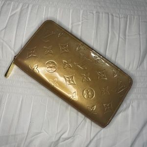 Authentic Louis Vuitton Beige Vernis Zippy Wallet